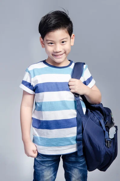 Piccolo asiatico bambino in piedi con un kit borsa slung oltre la sua dovrebbe — Foto Stock