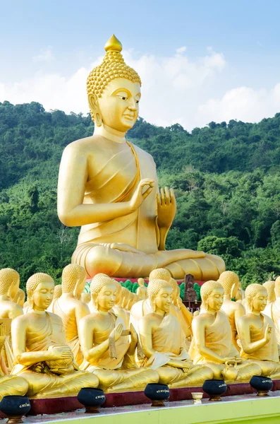 Buddha status bij Temple, na Khonnayok, Thailand . — Stockfoto