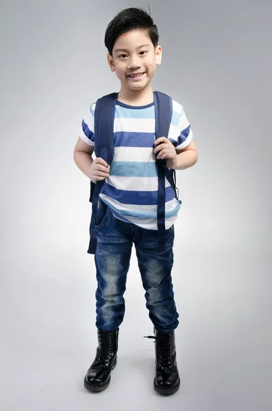 Piccolo asiatico bambino in piedi con un kit borsa slung oltre la sua dovrebbe — Foto Stock