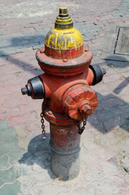 Paslı eski yangın musluğu