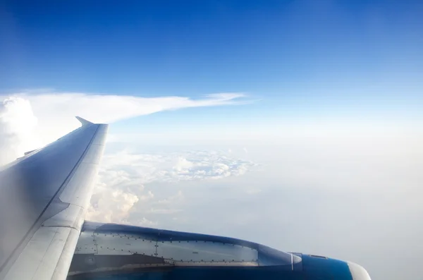 Ala di aereo con cielo blu e nuvole bianche  . — Foto Stock