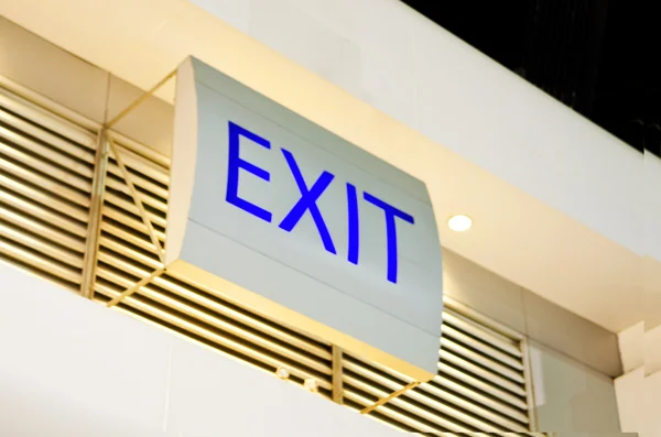 Exit tecken i modern hall, säkerhet Detaljer — Stockfoto