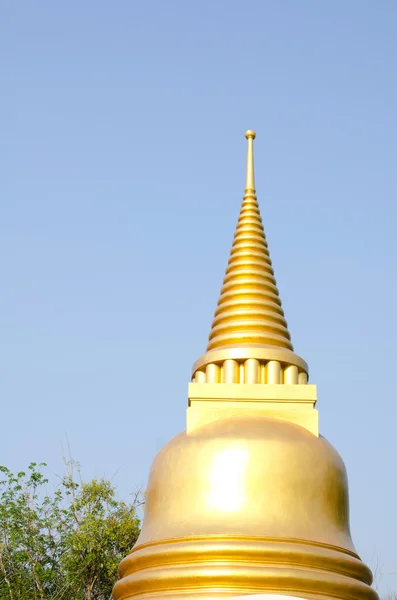 Golden pagoda in bangkok temple, Thailand — Stock Photo, Image