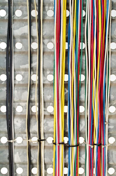 Server framsidan visar färgglada växlar och kablar. — Stockfoto