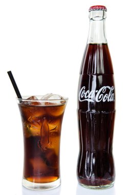 Bangkok, Tayland - 14 Temmuz 2014: soğuk klasik kola şişesi üzerinde bir