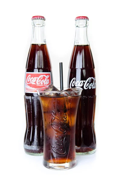 Bangkok, thailand - 14. Juli 2014: kalte klassische Cola-Flasche auf einem — Stockfoto