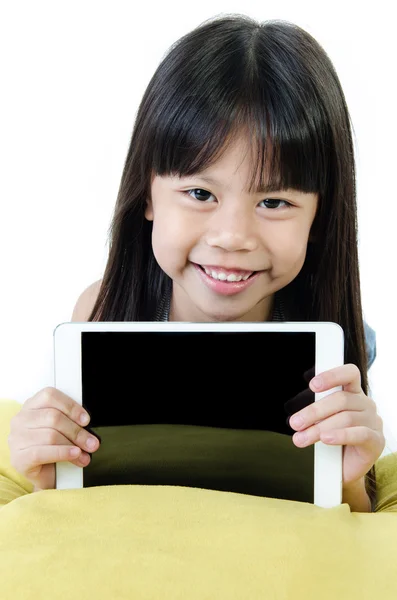 Mały azjatycki dziewczyna uśmiecha z komputera typu tablet — Zdjęcie stockowe