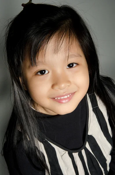 Retrato de pouco feliz ásia bonito menina — Fotografia de Stock