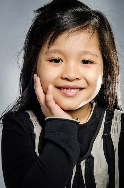 Portret trochę szczęśliwy Azji słodkie dziewczyny — Zdjęcie stockowe