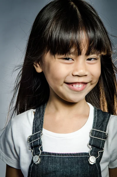 Retrato de poco feliz asiático lindo chica — Foto de Stock