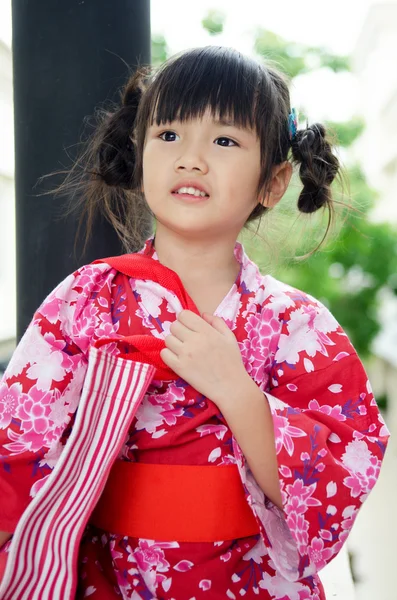 Pieni aasialainen lapsi japanilainen perinteinen puku — kuvapankkivalokuva