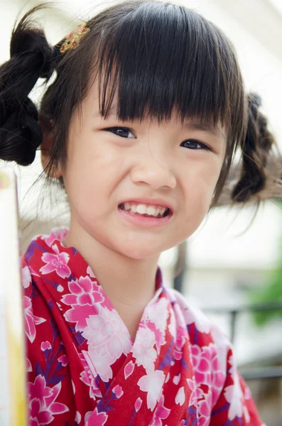 Pouco asiático criança no japonês tradicional traje — Fotografia de Stock