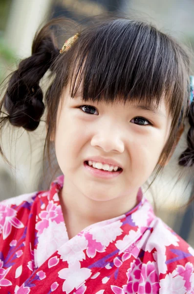 Piccolo bambino asiatico in costume tradizionale giapponese — Foto Stock