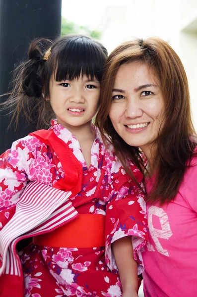 Pequeño niño asiático en traje tradicional japonés con su mot —  Fotos de Stock