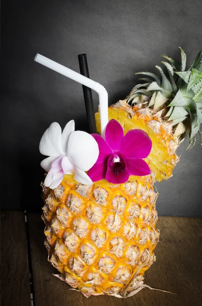 Ananassaft mit Orchidee in frischen Früchten — Stockfoto