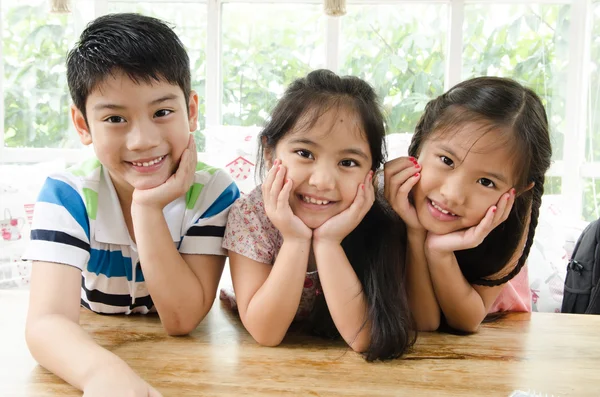 Портрет счастливого азиатского мальчика и девочки, веселящихся — стоковое фото