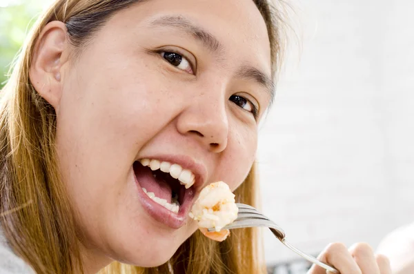 Здоровый образ жизни женщина ест креветки улыбаясь счастливо на beautifu — стоковое фото