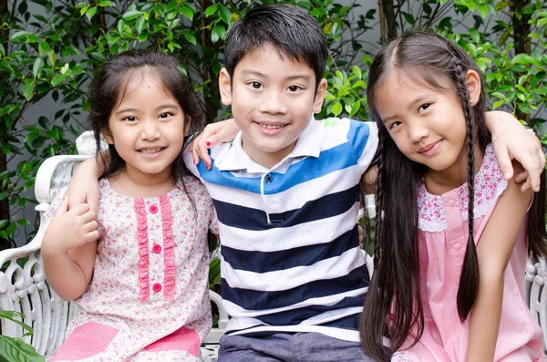 Portrait de heureux asiatique garçon et fille avoir amusant — Photo