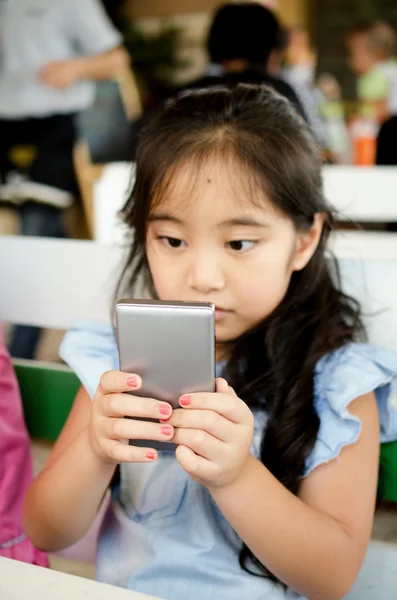 Gelukkig Aziatische kind raken met slimme telefoon — Stockfoto