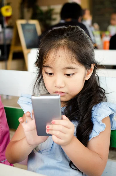 Feliz niño asiático tocando con el teléfono inteligente —  Fotos de Stock