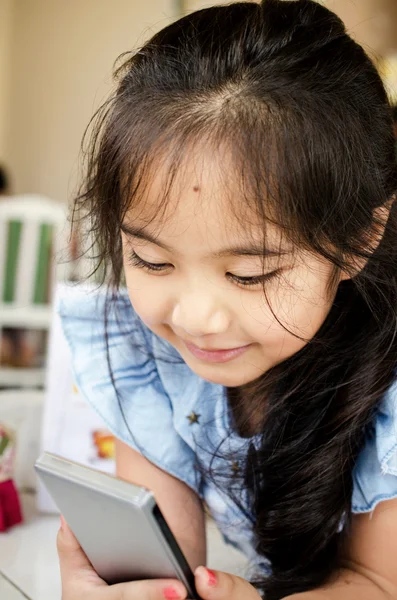 Feliz niño asiático tocando con el teléfono inteligente — Foto de Stock