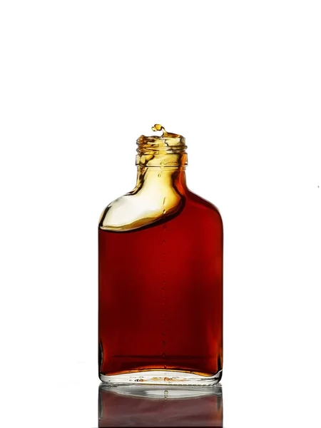 Una Bottiglia Vetro Aperta Con Bevanda Marrone Spruzzando Fuori — Foto Stock