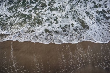 Fırtına manzaralı köpüklü deniz fırtınalı dalgalar.