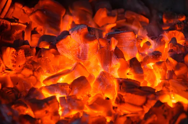 Heiße Kohlen im Feuer Stockbild