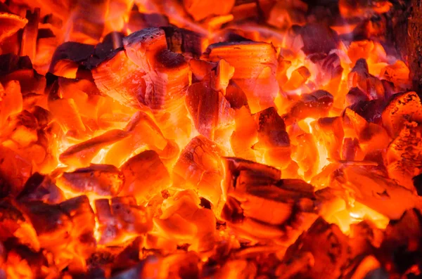 Heiße Kohlen im Feuer lizenzfreie Stockfotos