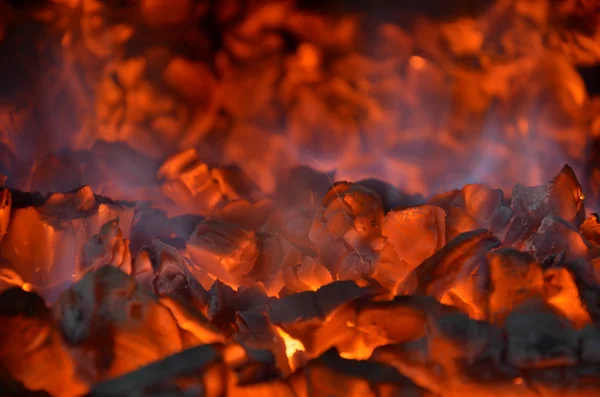 Ateşin içinde sıcak kömür