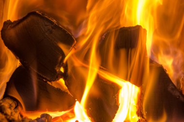 Ateşin içinde sıcak kömür