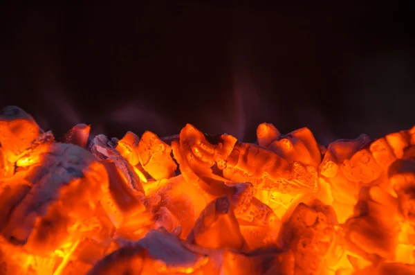 Ateşin içinde sıcak kömür
