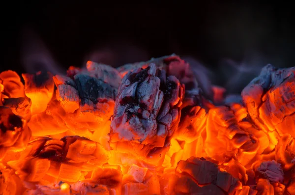 Ateşin içinde sıcak kömür