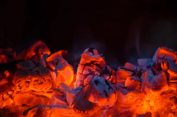 Carbones calientes en el fuego —  Fotos de Stock