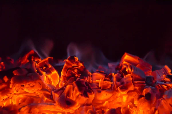Ateşin içinde sıcak kömür