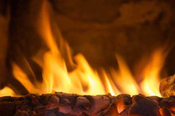 Горячие угли в огне — стоковое фото