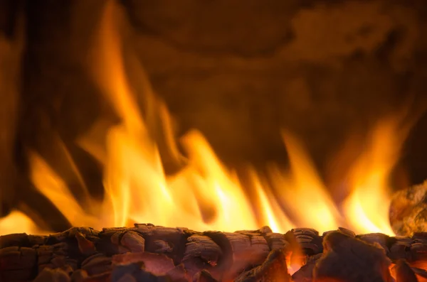 Heiße Kohlen im Feuer — Stockfoto