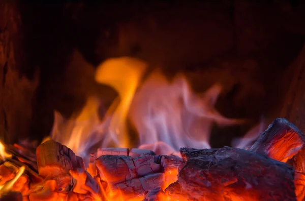 Heiße Kohlen im Feuer — Stockfoto