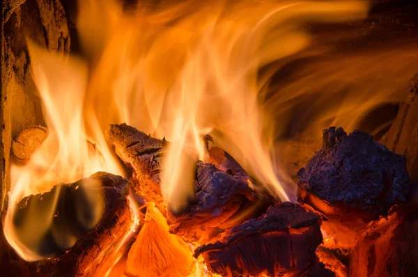 Ateşin içinde sıcak kömür