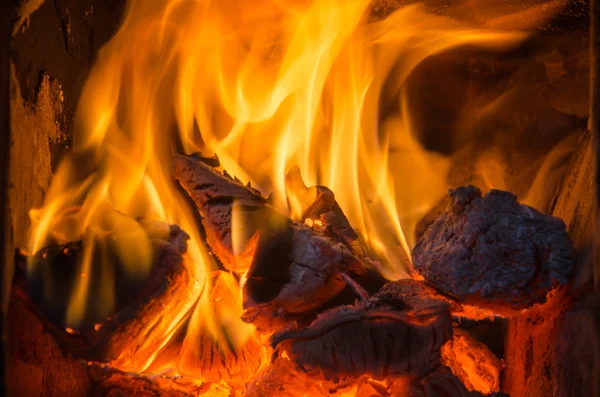 Hete kolen in het vuur — Stockfoto