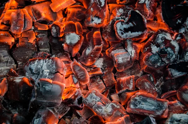 Ateşin içinde sıcak kömür