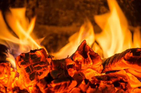 Горячие угли в огне — стоковое фото