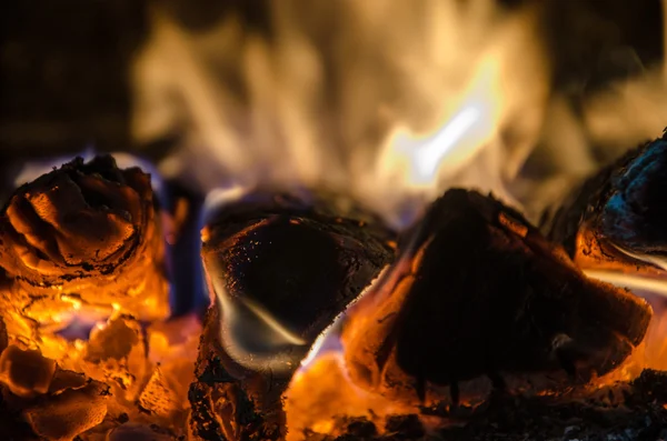 Гаряче вугілля у вогні — стокове фото