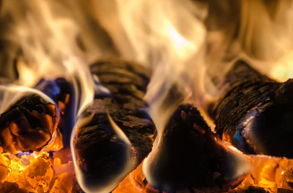 Ateşin içinde sıcak kömür