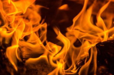 Ateşin içinde sıcak kömür