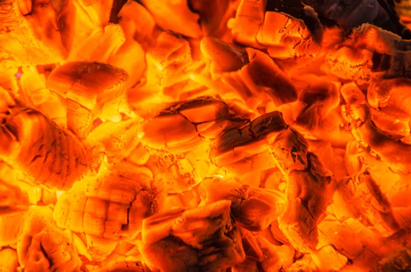 Heiße Kohlen im Feuer — Stockfoto