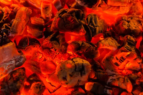 Carboni ardenti nel fuoco — Foto Stock