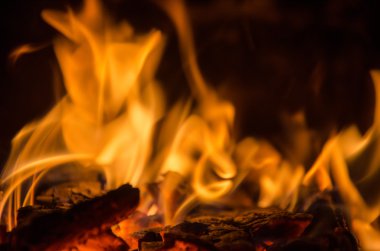 Ateşin içinde sıcak kömür