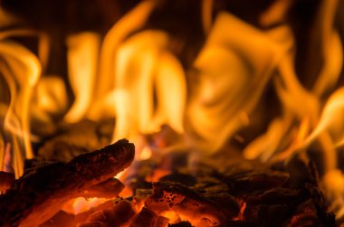Ateşin içinde sıcak kömür