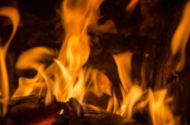 Ateşin içinde sıcak kömür